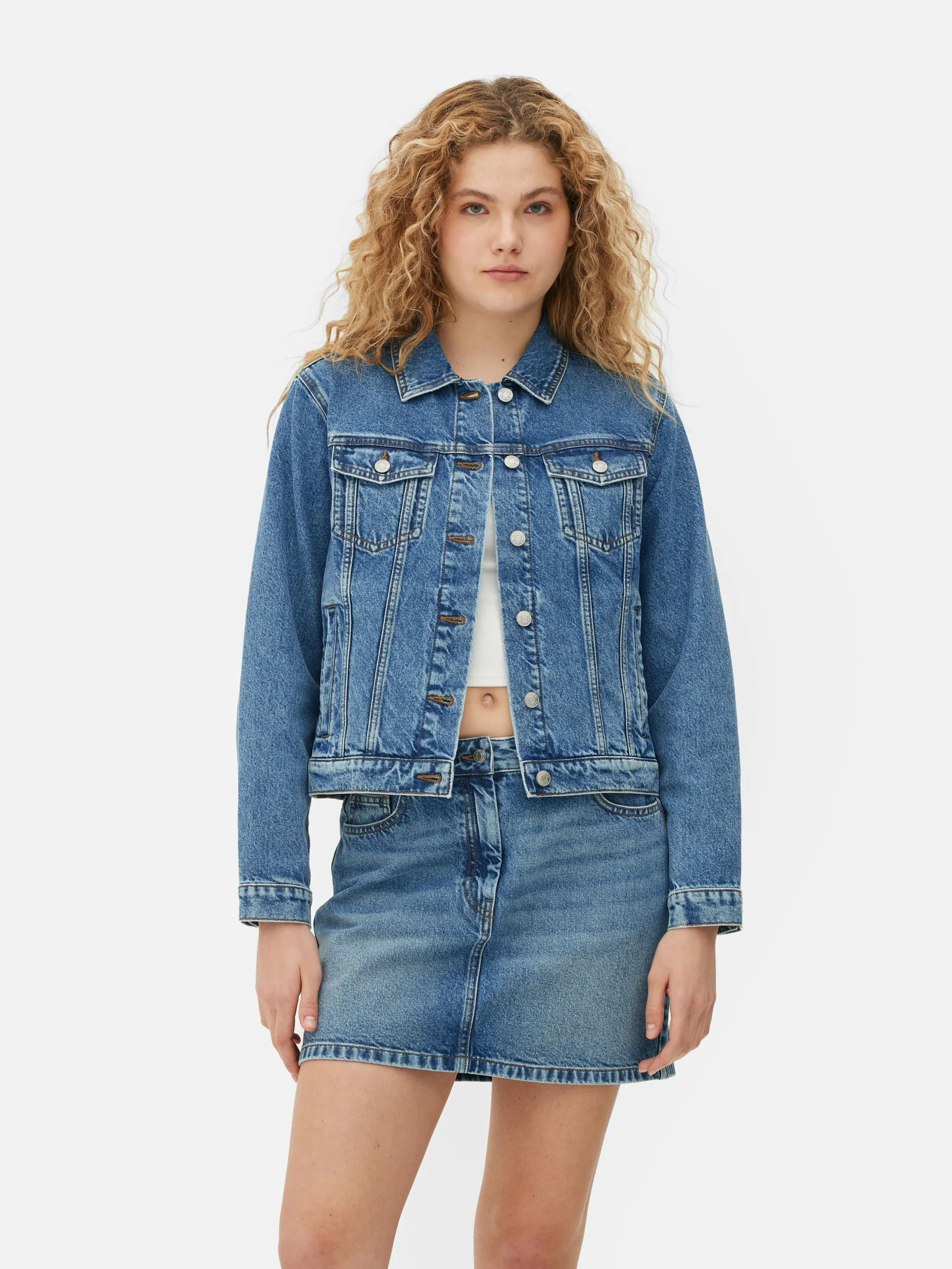 Cette veste en jean est tout simplement un incontournable