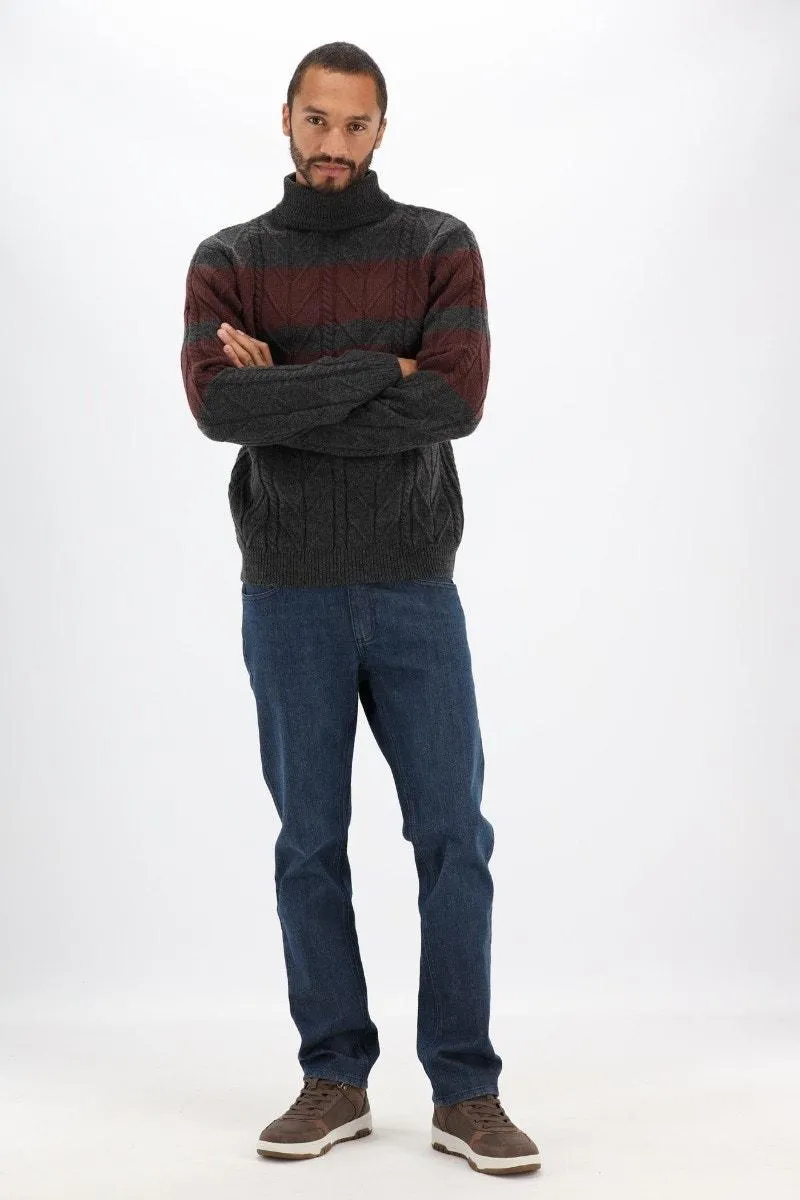 Grijze kabelgebreide trui met twee rode strepen