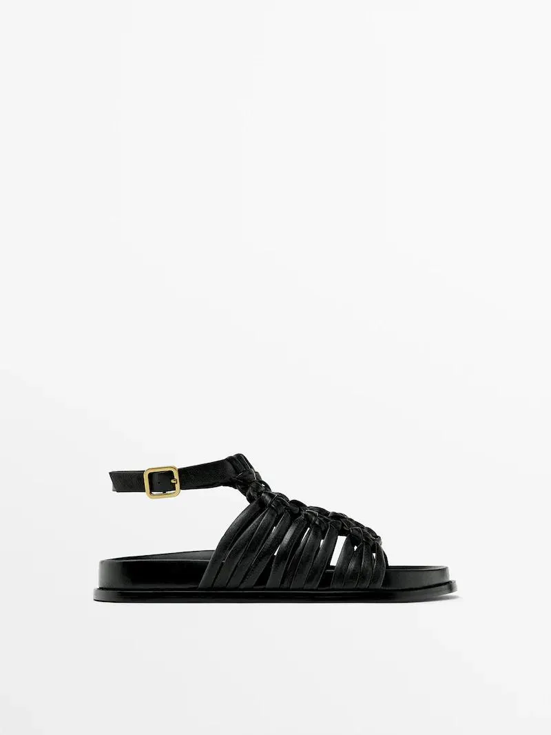 Flat sandal with knots