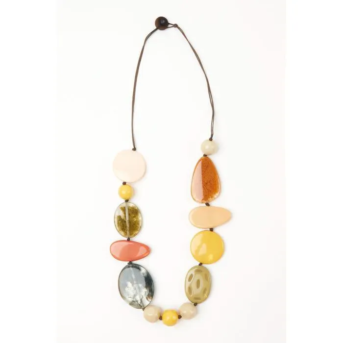 Halsketting parels keien