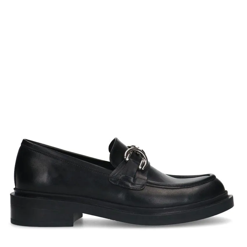 Zwarte leren loafers met zilverkleurige chain