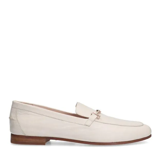 Off white leren loafers met goudkleurige chain
