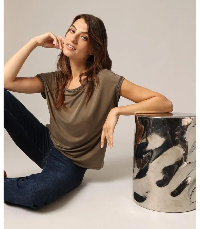 VIENNA - Casual T-shirt met geborduurde details op de mouwen en halslijn