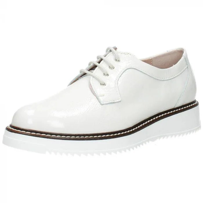 Witte veterschoenen