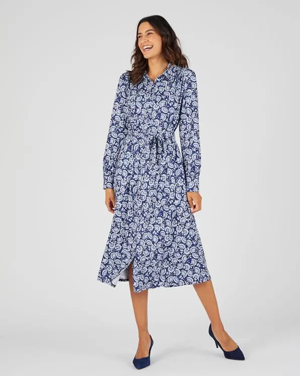 Jurk in warm tricot met knoopsluiting.