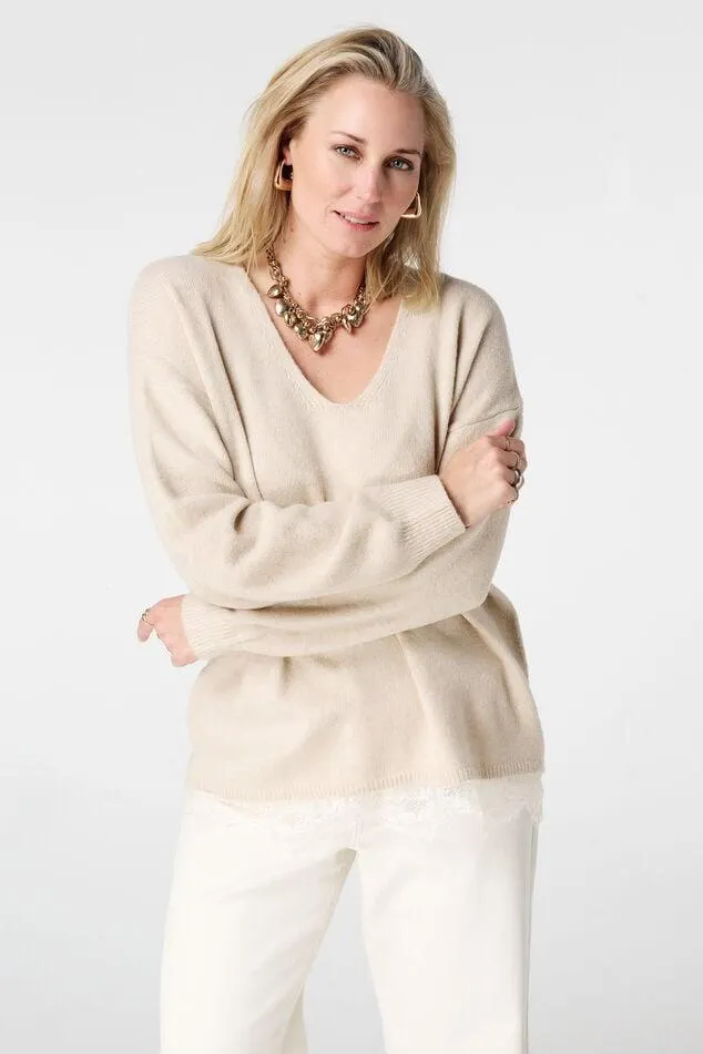 Trui met V-hals en kanten onderkant