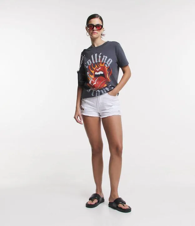 Short Cintura Alta em Jeans com Rasgos e Barra Desfeita Branco