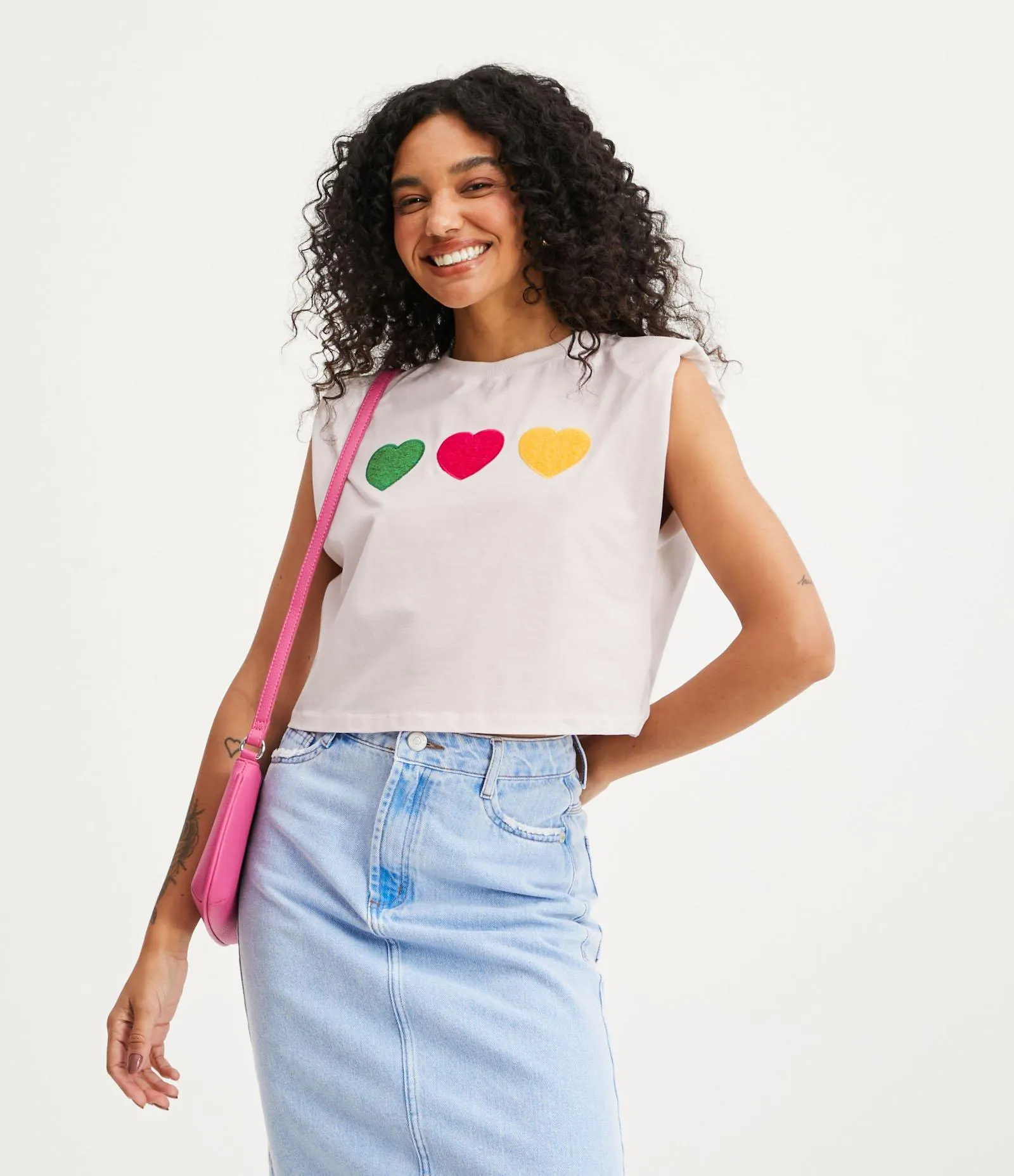 Blusa Muscle Tee em Meia Malha com Bordado Corações Branco Neve