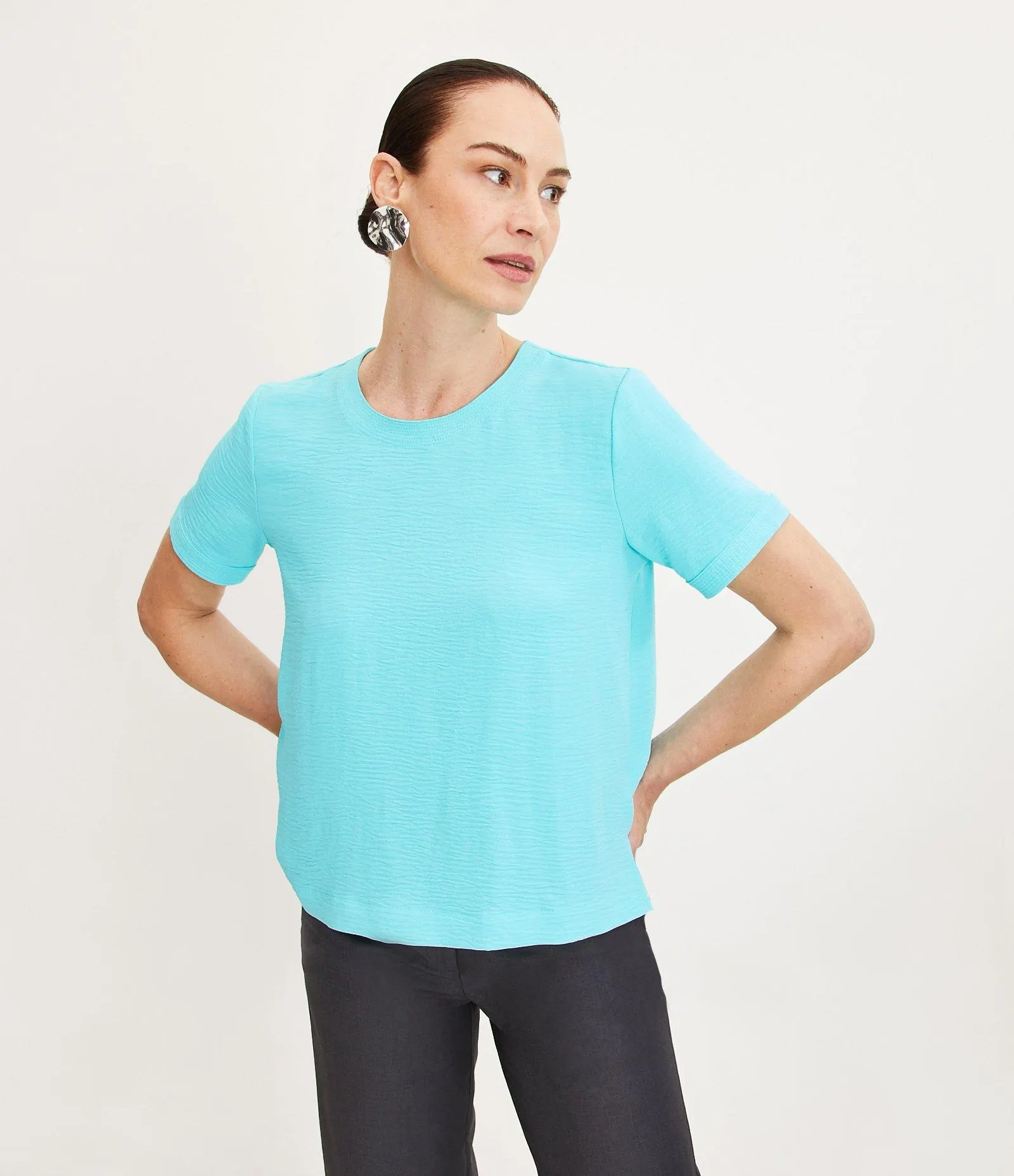 Blusa com Abertura nas Costas e Detalhes Pespontados Azul Turquesa