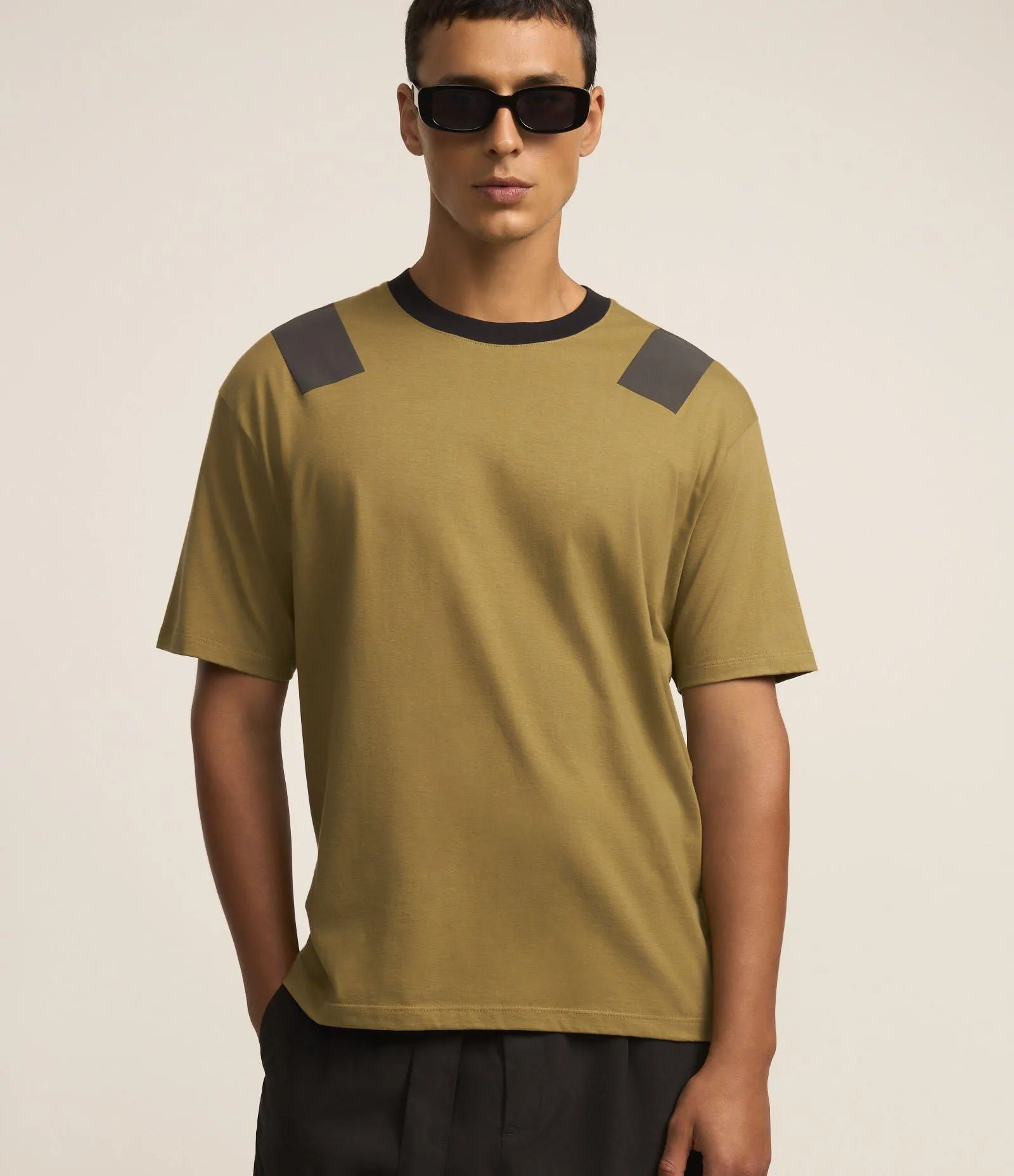 Camiseta Boxy em Algodão Estampa em Barra no Ombro Verde