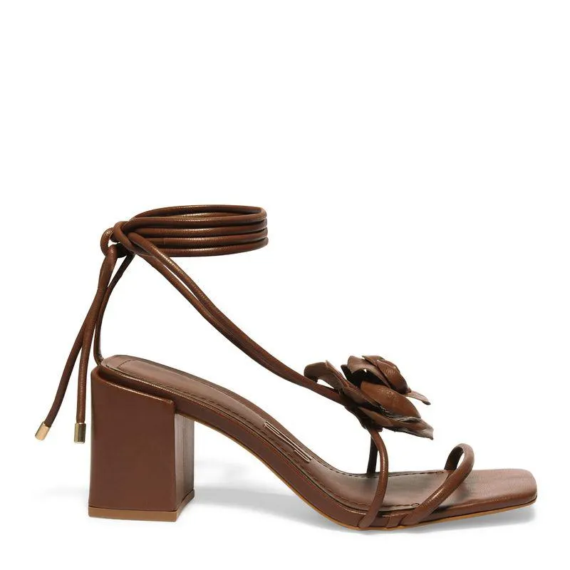 Sandália Couro Marrom Pinhão Flor e Salto Bloco