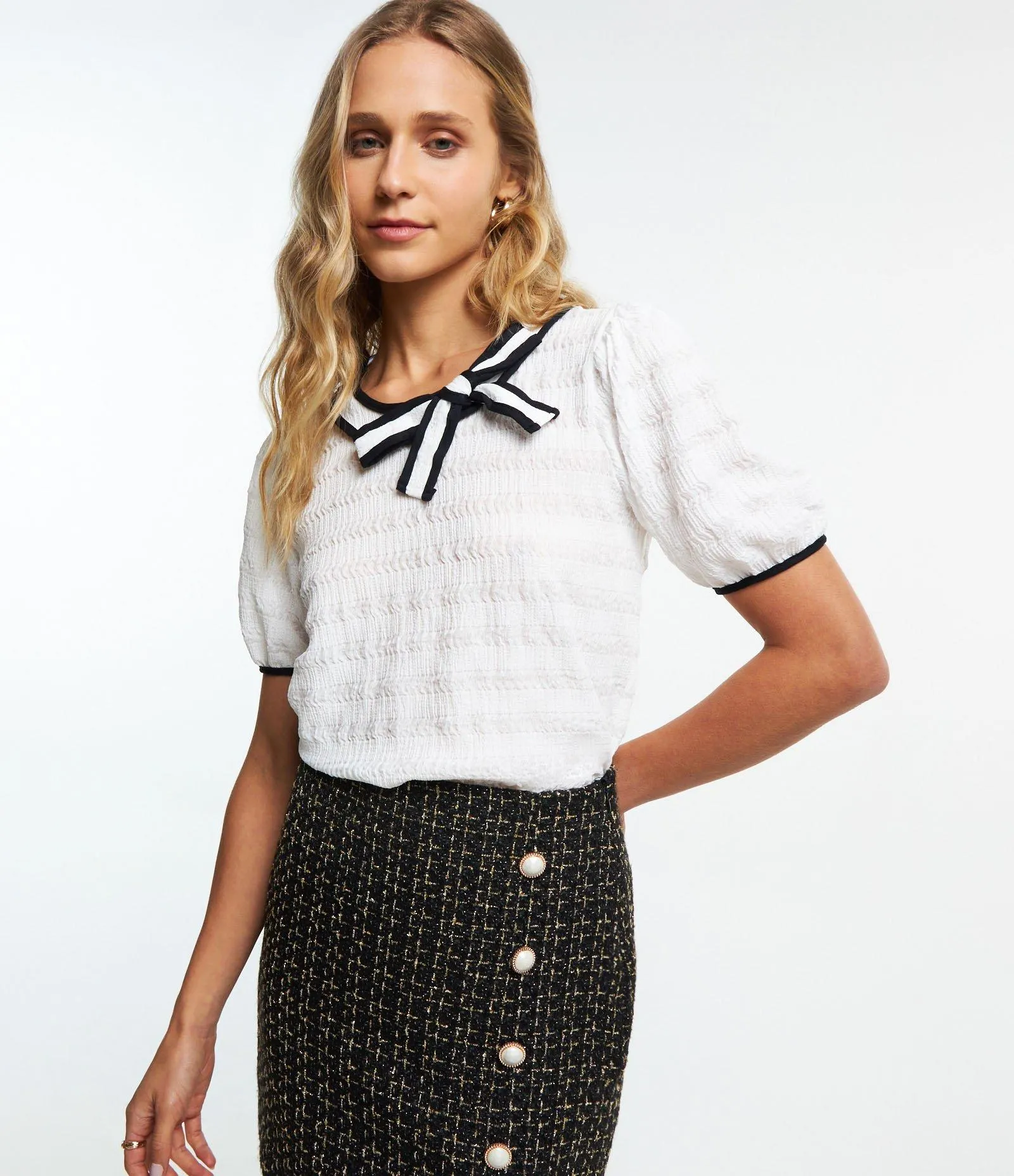 Blusa Manga Bufante em Malha Texturizada com Gola Laço Branco Neve