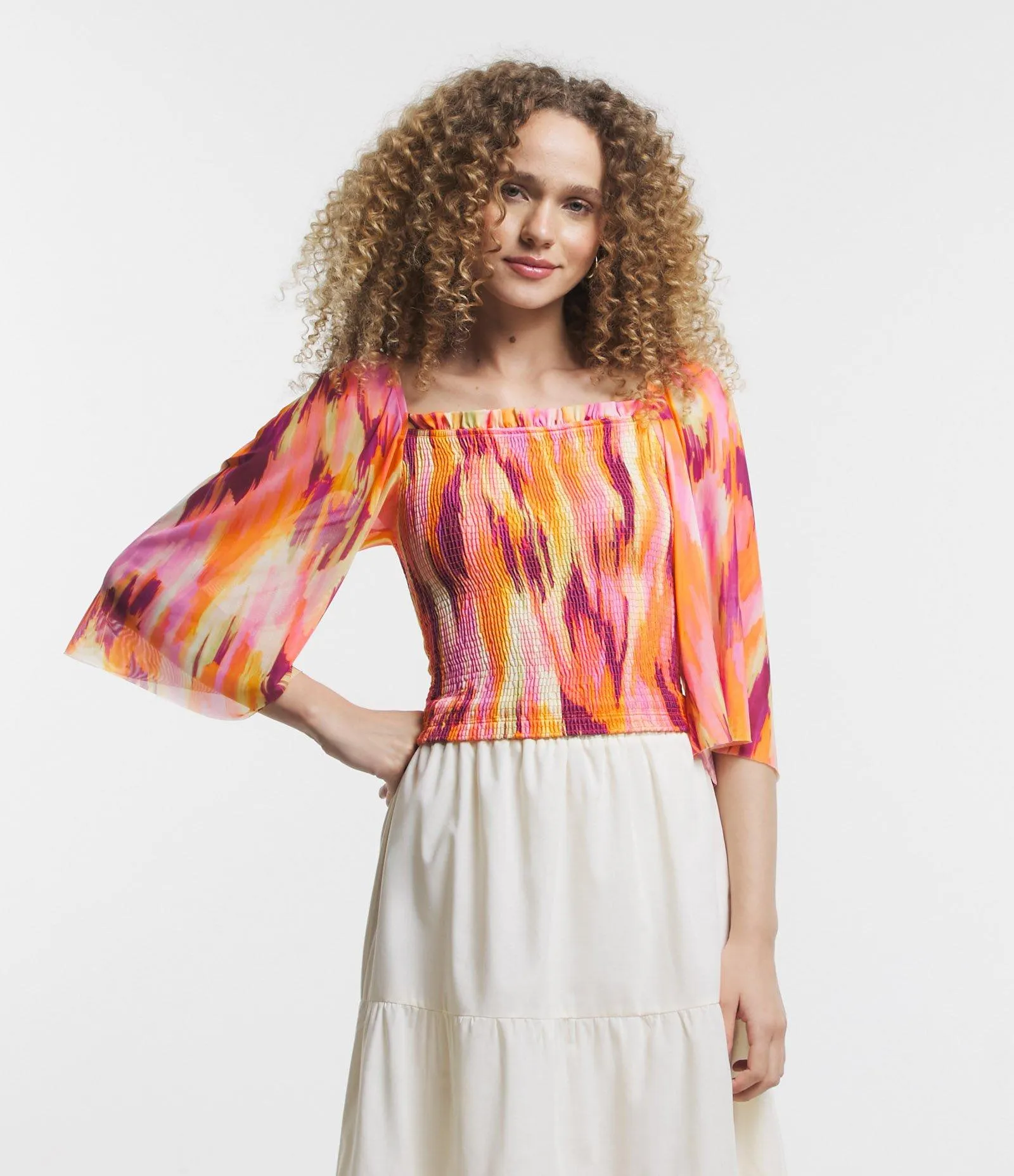 Blusa em Tule com Manga Gode Detalhe Lastex e Estampa Abstrata Laranja/ Roxo