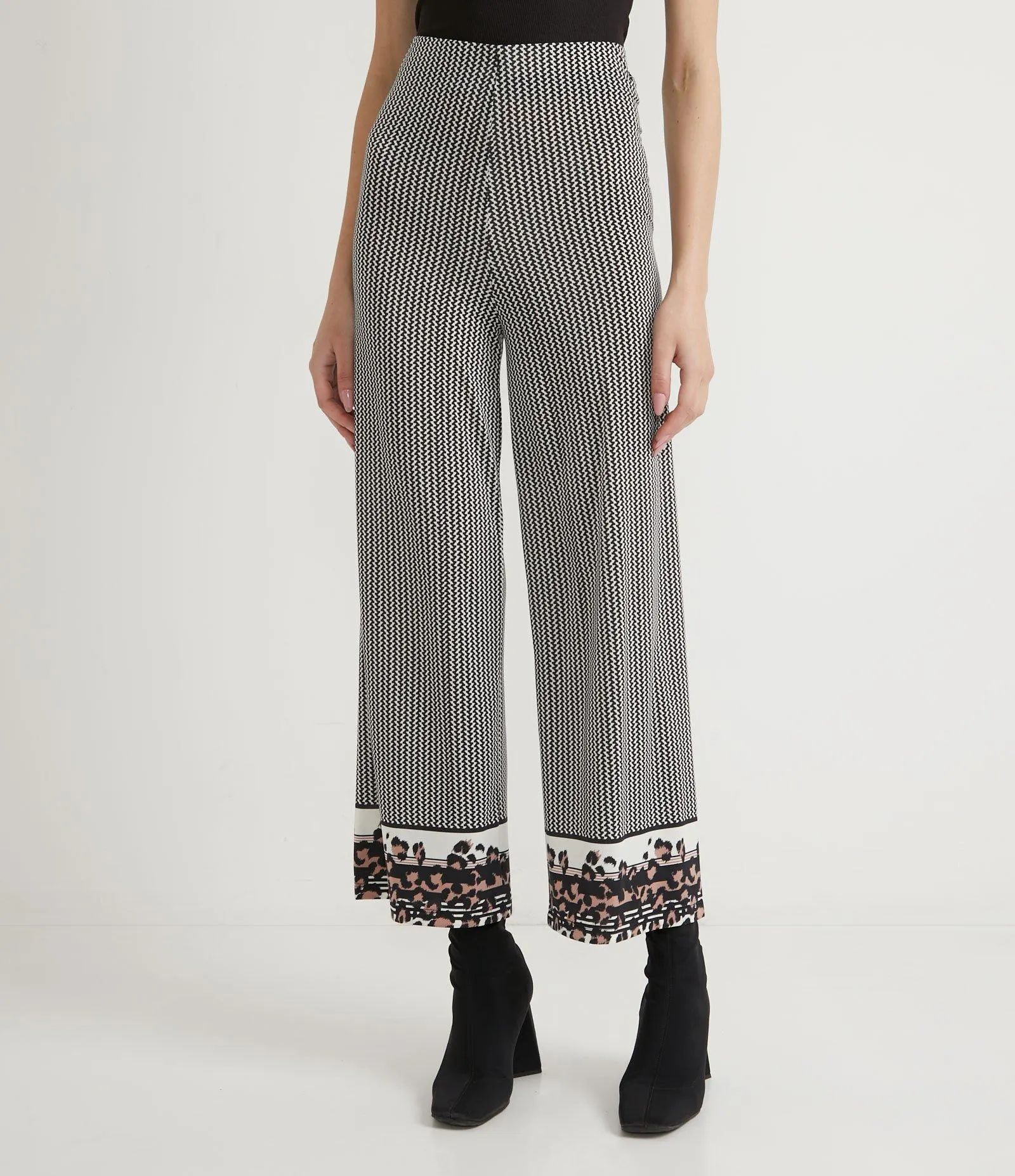 Calça Pantacourt Jersey com Mix de Estampas Preto
