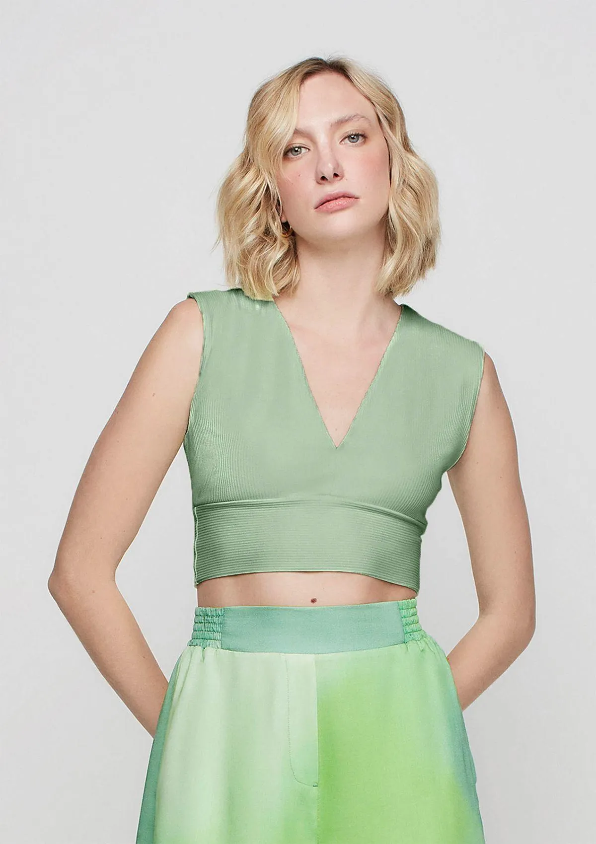 Top Alças Largas Decote V Em Liocel - Verde