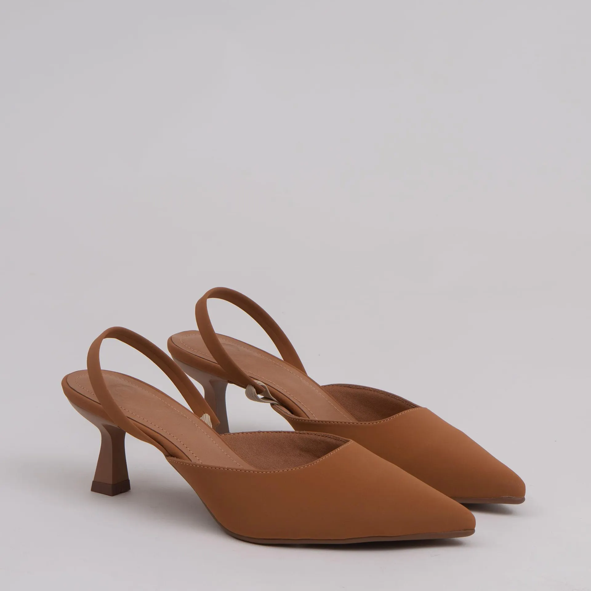 Scarpin em nobuck , tira traseira - CAMEL