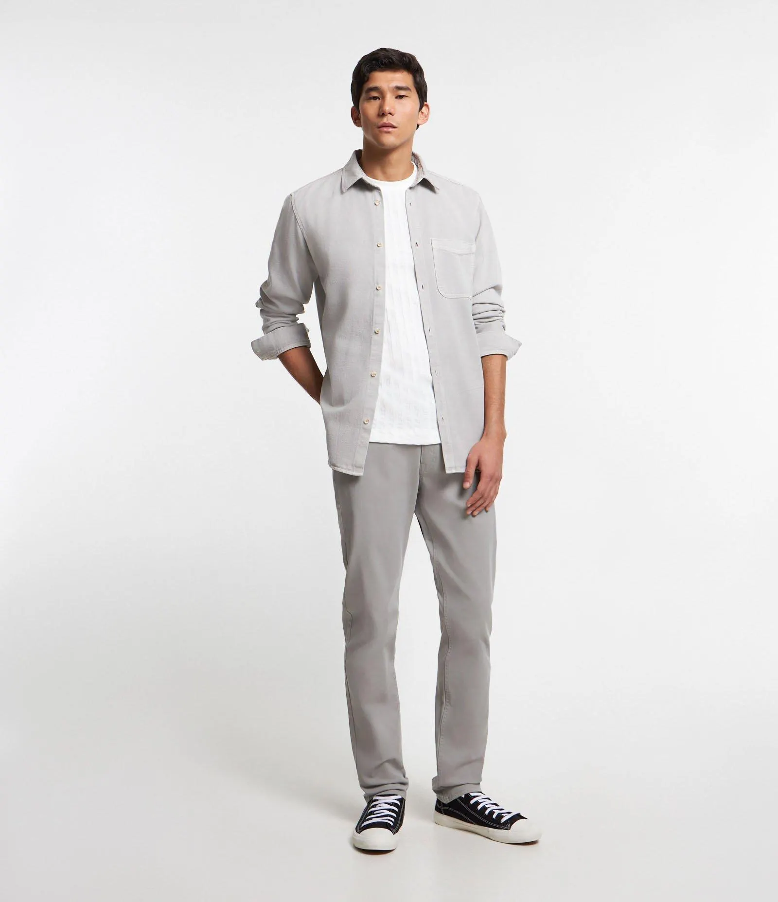 Calça em Sarja com Passantes no Cós e Bolsos Cinza