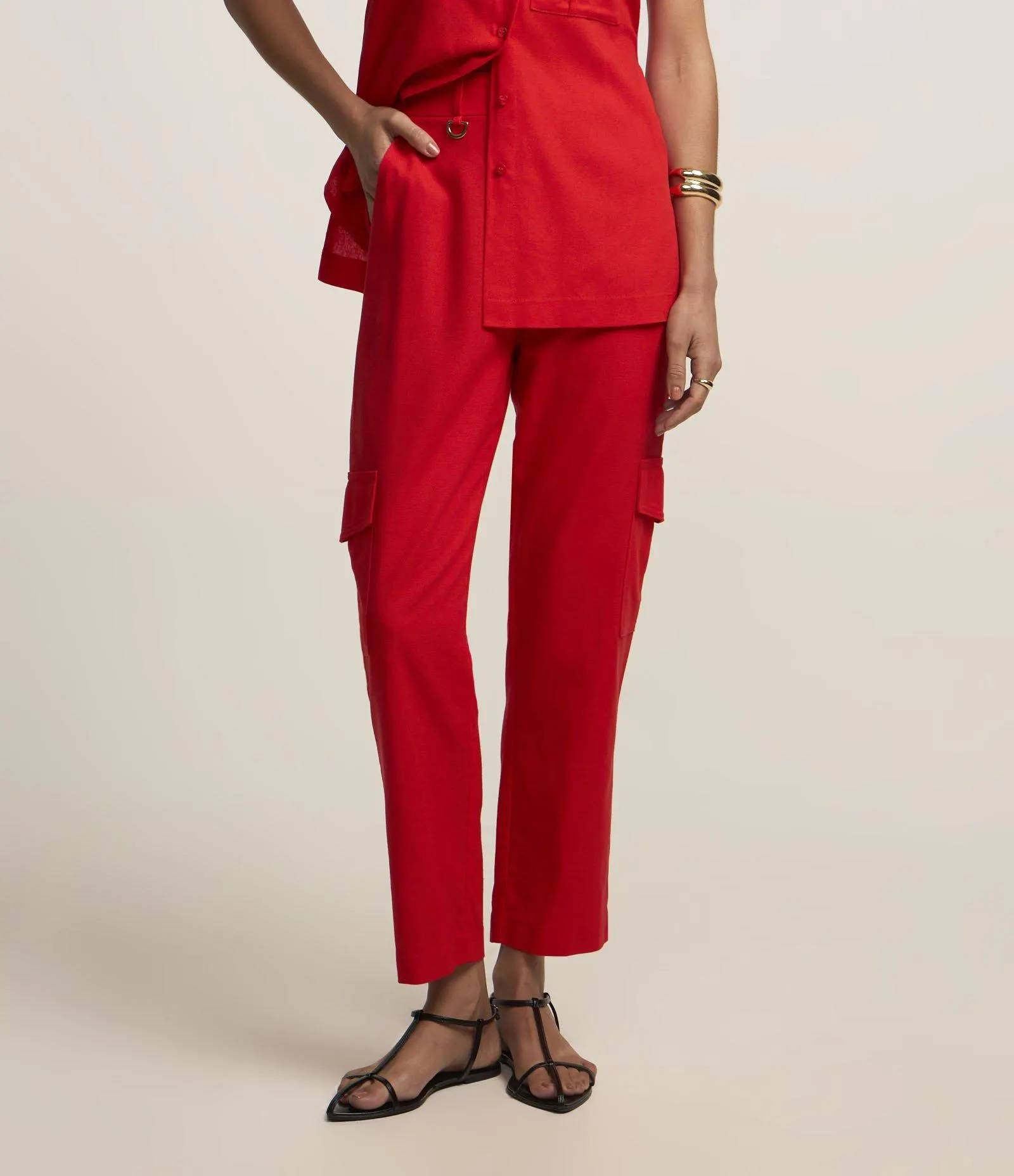 Calça em Viscolinho com Bolsos Cargo Vermelho