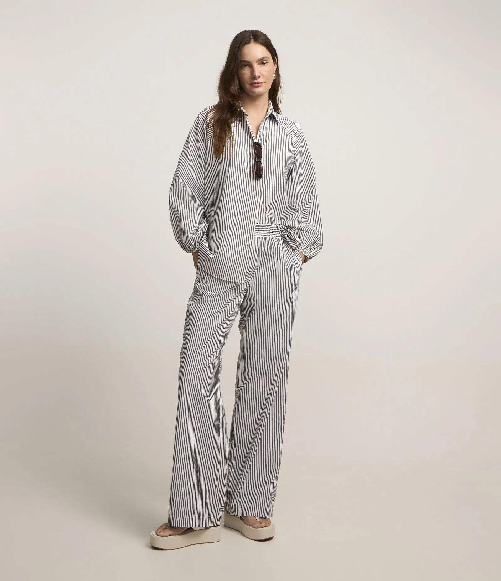 Calça Reta em Tricoline Listrada Cinza