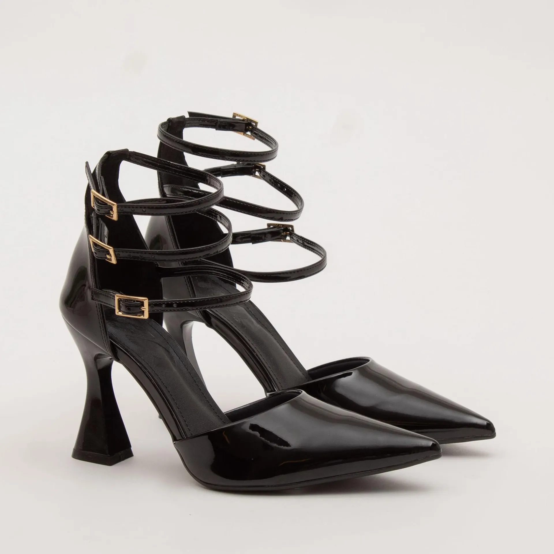 Scarpin alto em verniz - PRETA