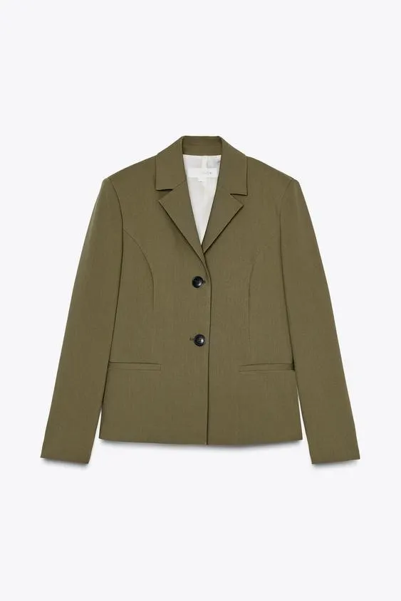 BLAZER ACINTURADO COM OMBREIRAS