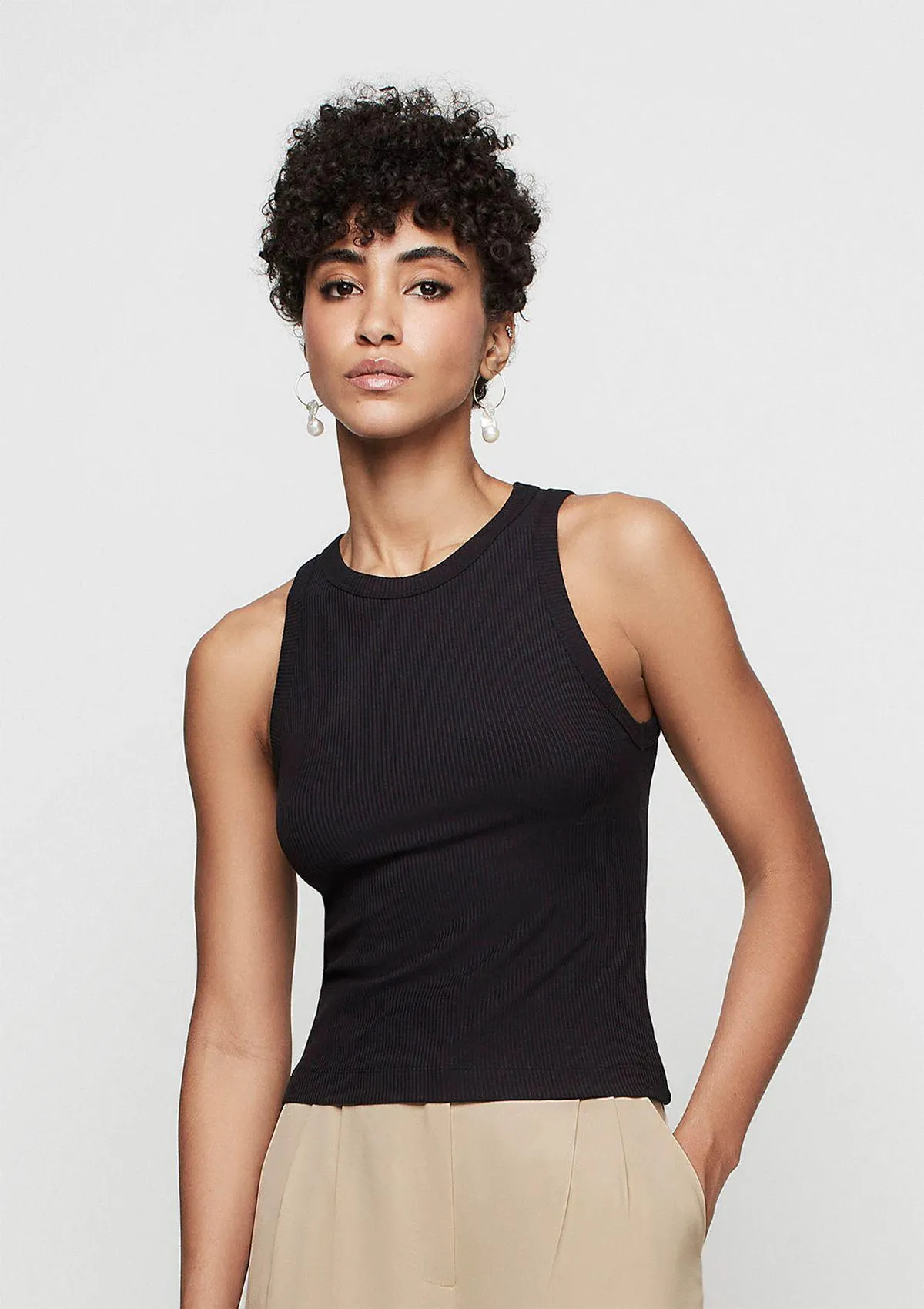 Regata Ajustada Canelada Alças Médias - Preto