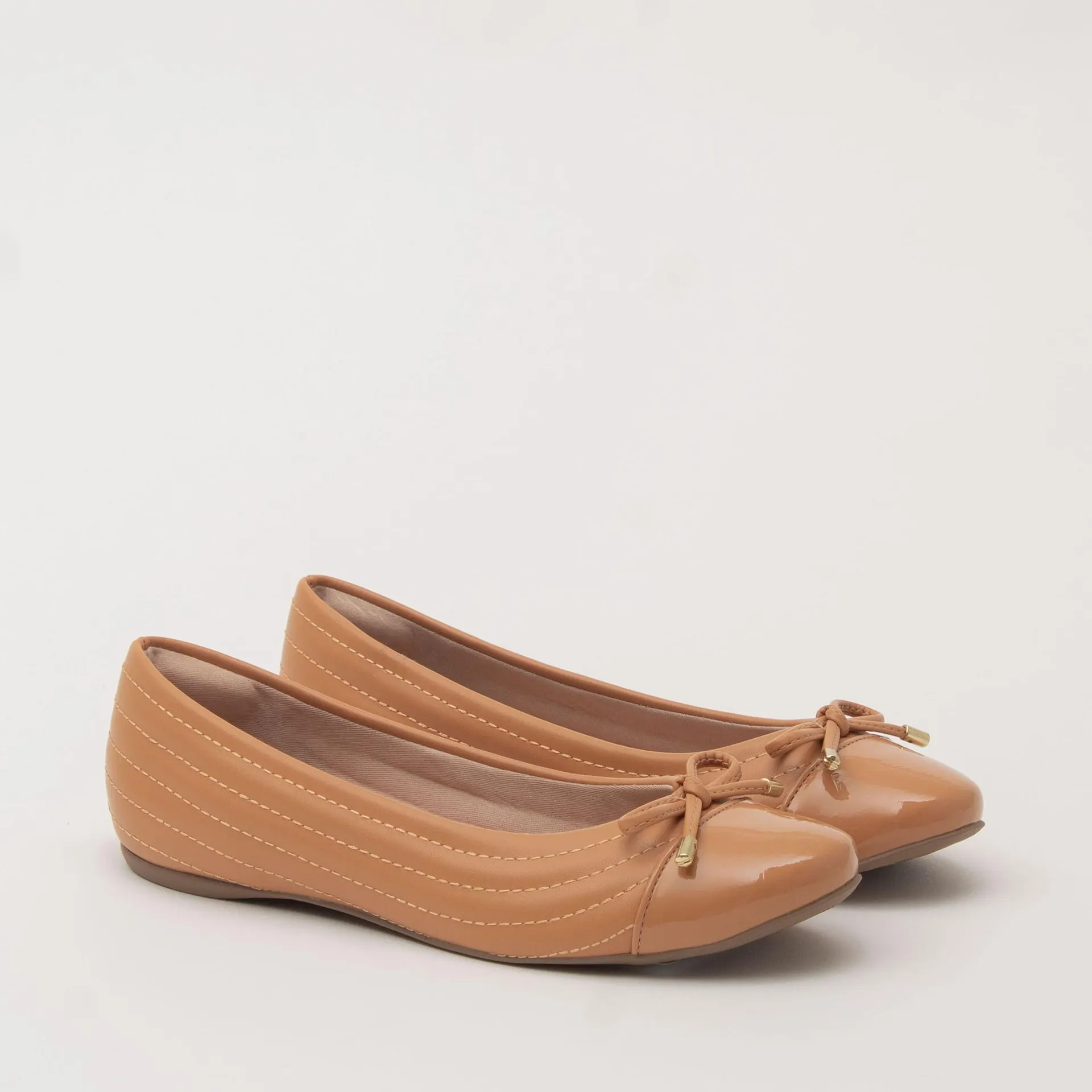 Sapatilha bico quadrado em napa e verniz e detalhe em costura - BISCUIT