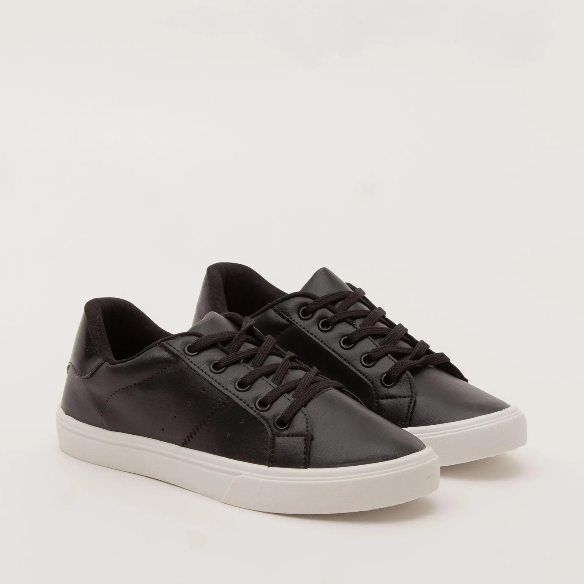 Tenis basico com detalhe de cor - PRETA