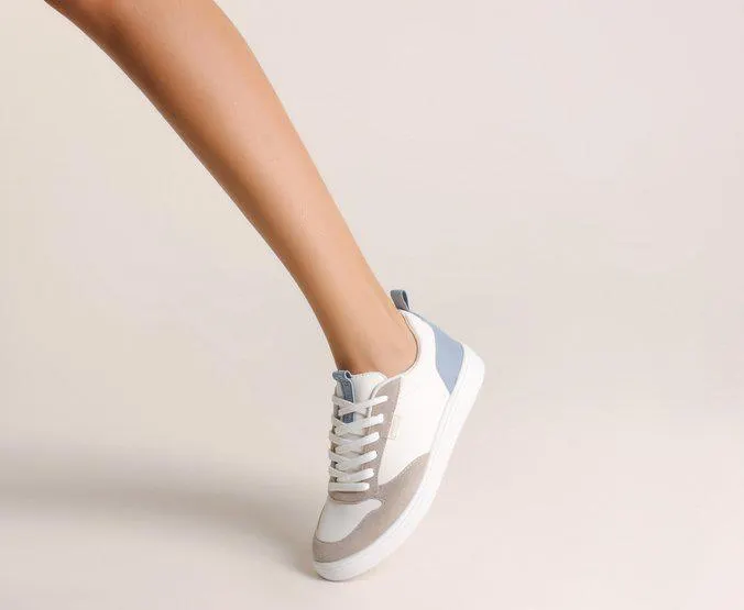 Tênis de Amarrar Branco e Azul Jeans Tag Plático Injetado