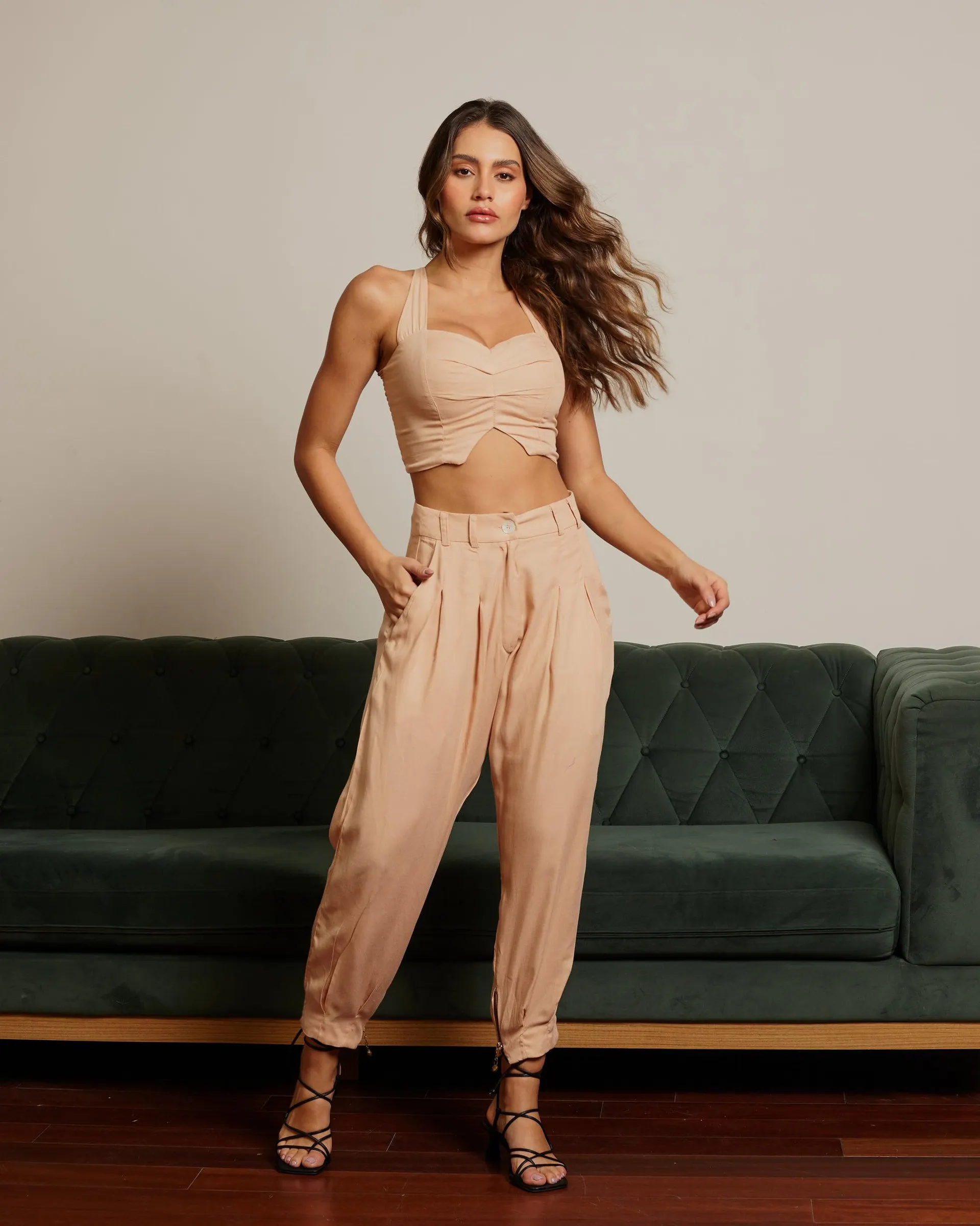 Calça cigarrete com pregas frente zíper barra