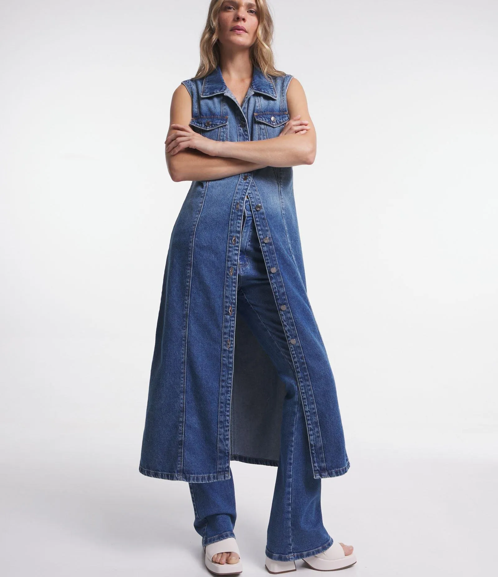 Vestido Midi Sem Manga em Jeans com Bolsos e Recortes Azul