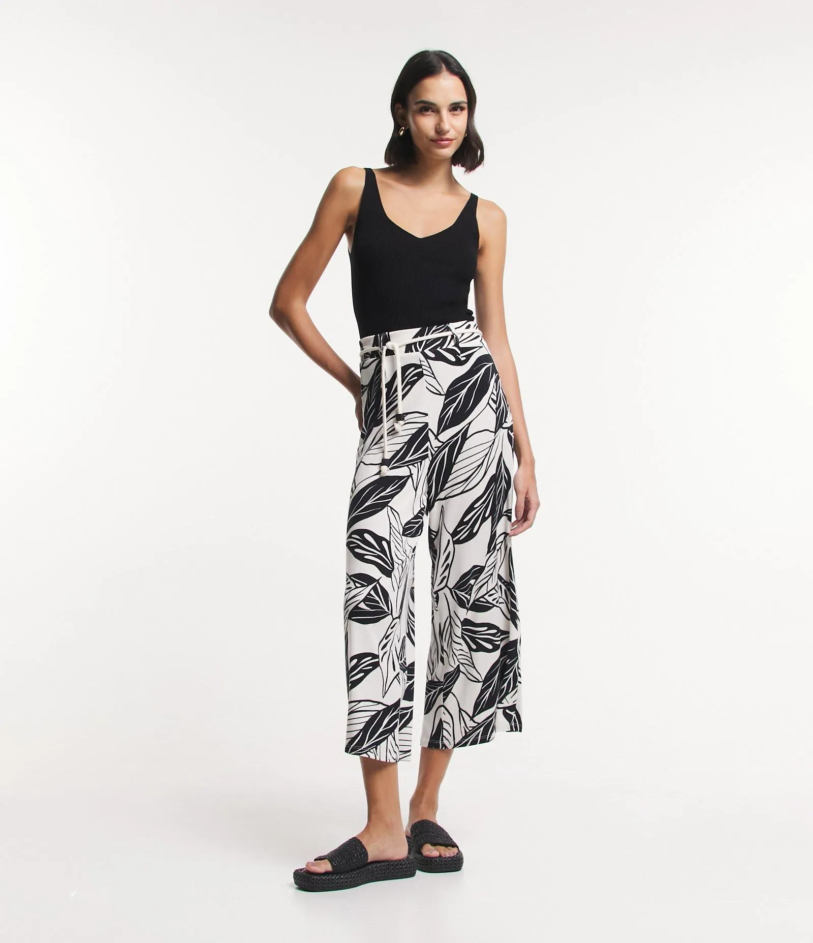 Calça Pantacourt em Ribana com Amarração e Folhagens Estampadas Bege/Preto