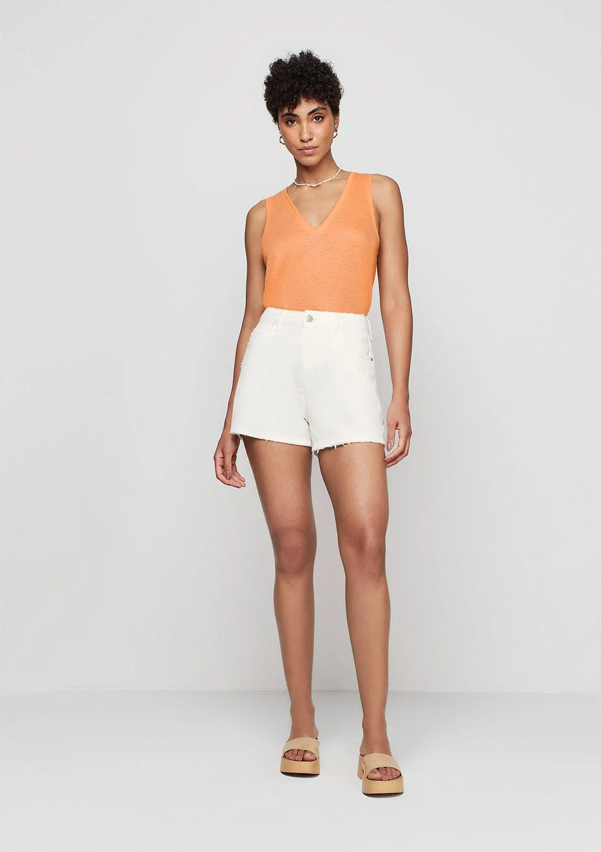 Shorts Jeans Cintura Alta Detalhe Rasgos - Off White