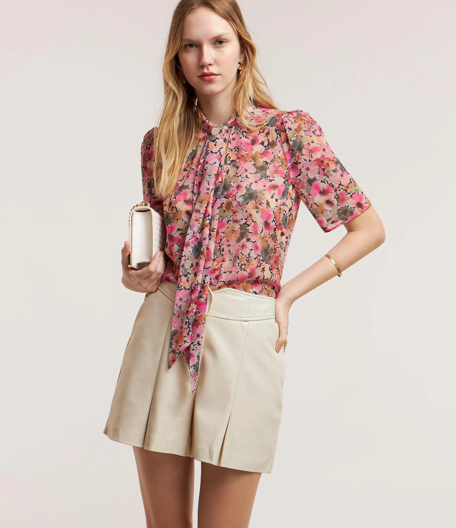 Short em PU com Cós Elástico Alfaiatado e Pregas na Barra Off White