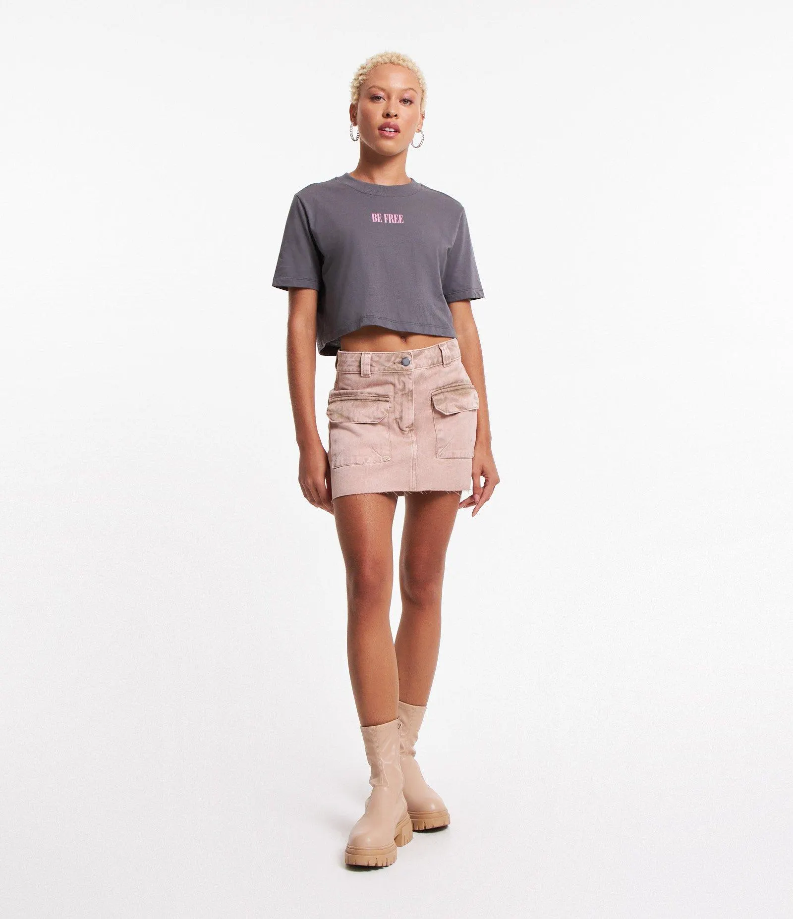 Saia Curta em Sarja com Bolsos e Barra a Fio Rosa Antigo