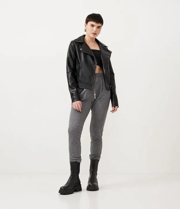 Calça Cenoura em Moletom com Risca de Giz Cinza