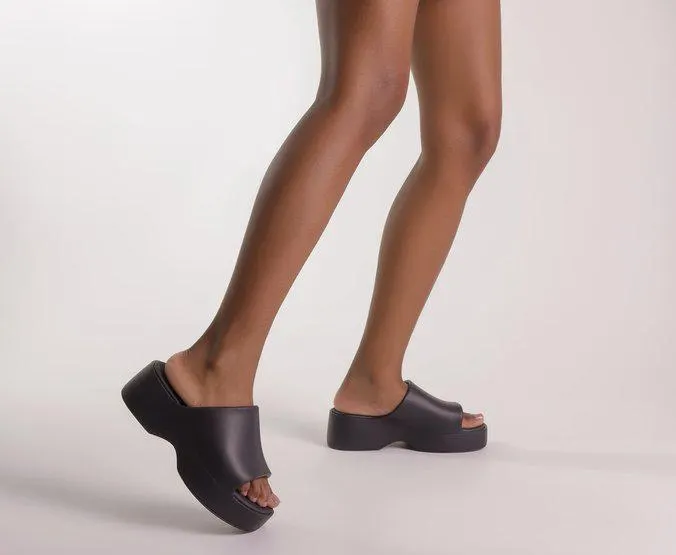 Sandália Aberta Plataforma Preta Injetada Cleo