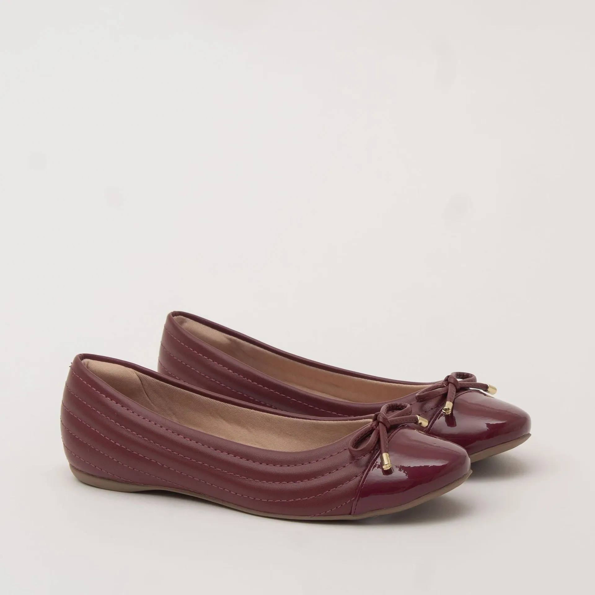 Sapatilha bico quadrado em napa e verniz e detalhe em costura - AMORA