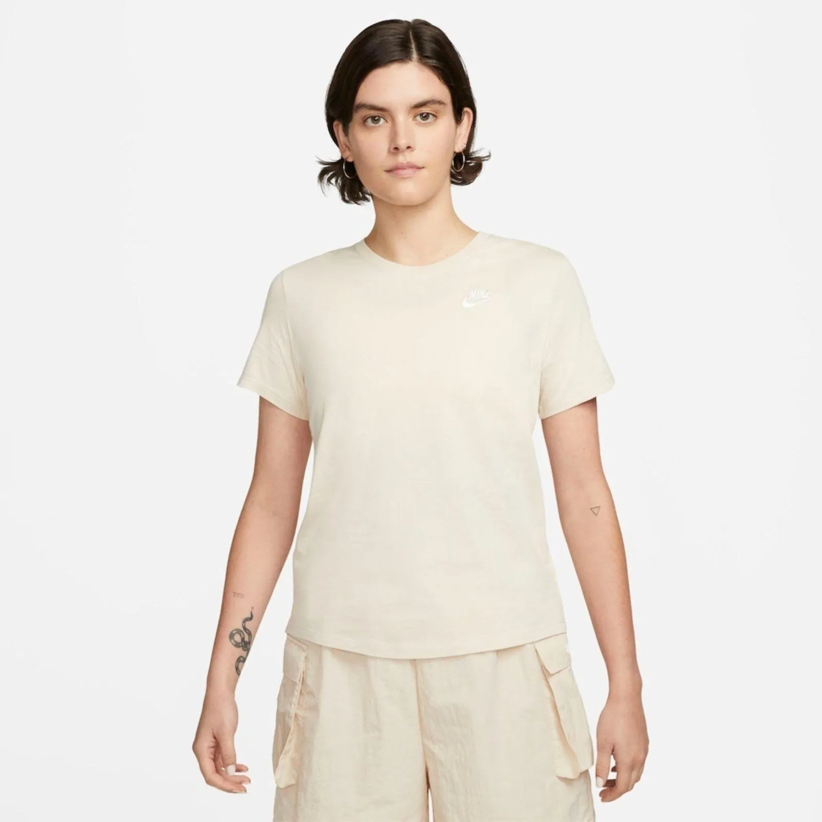 Camiseta Nike Sportswear Club Essentials Feminina