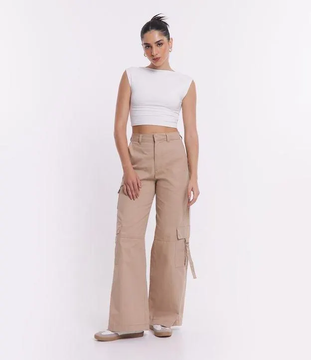 Calça Cargo em Sarja com Cós Alfaiatado e Bolsos Bege