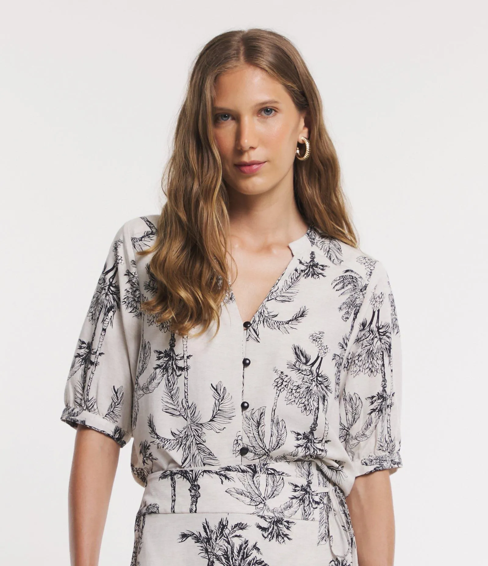 Camisa Manga Curta em Viscolinho com Coqueiros Estampados Bege