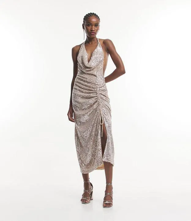 Vestido Midi em Paetê Metalizado com Decote Degagê e Puxadinho Lateral Bege Rosado