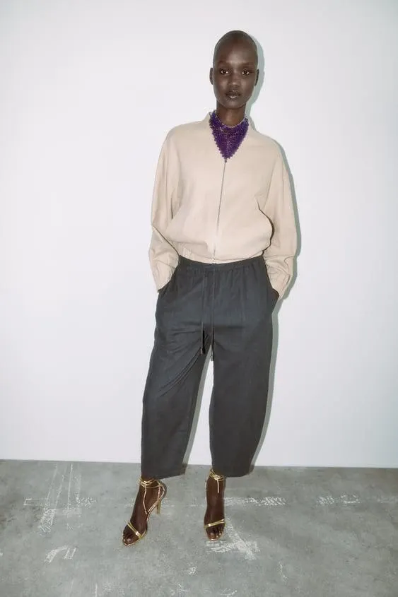 SANDÁLIA DE SALTO AMARRADA COM TIRAS