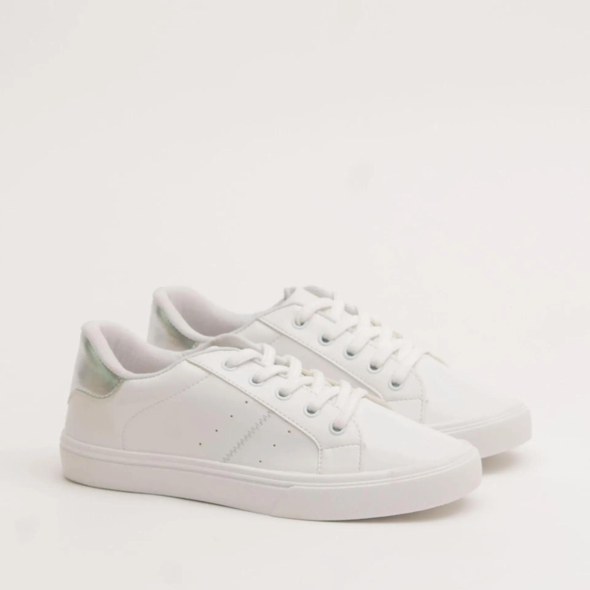 Tenis basico com detalhe de cor - BRANCO/PRATA