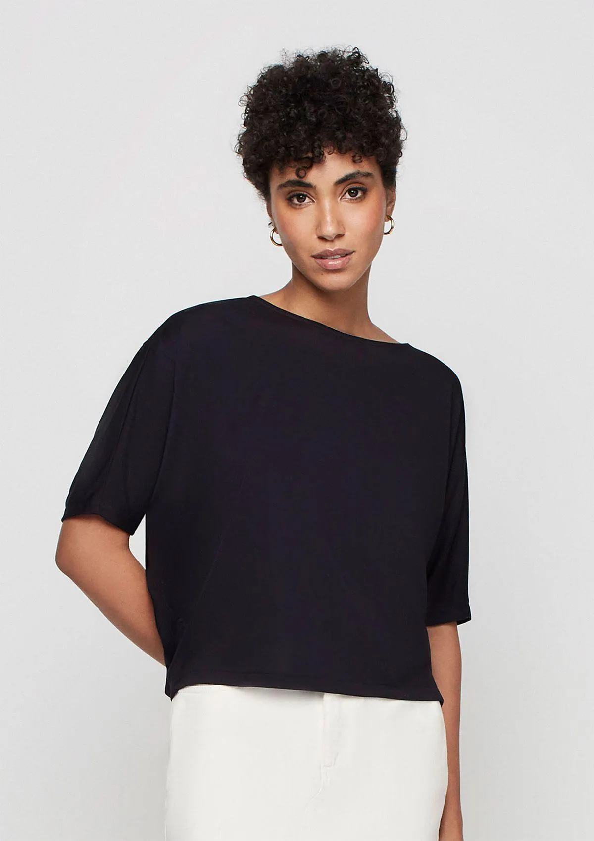 Blusa Ampla Decote Canoa Em Viscose - Preto