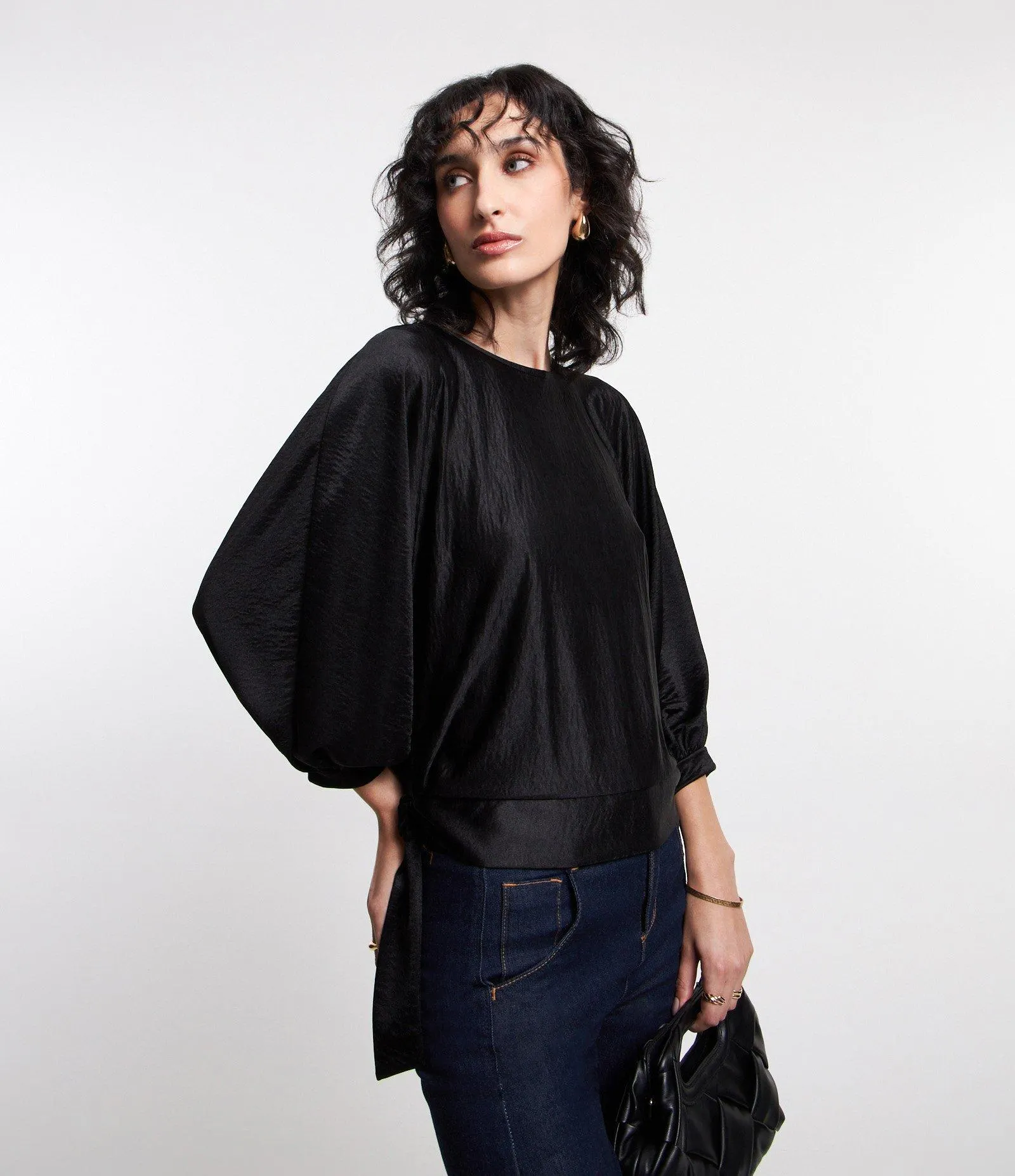 Blusa em Tecido Acetinado com Laços nas Laterais Preto