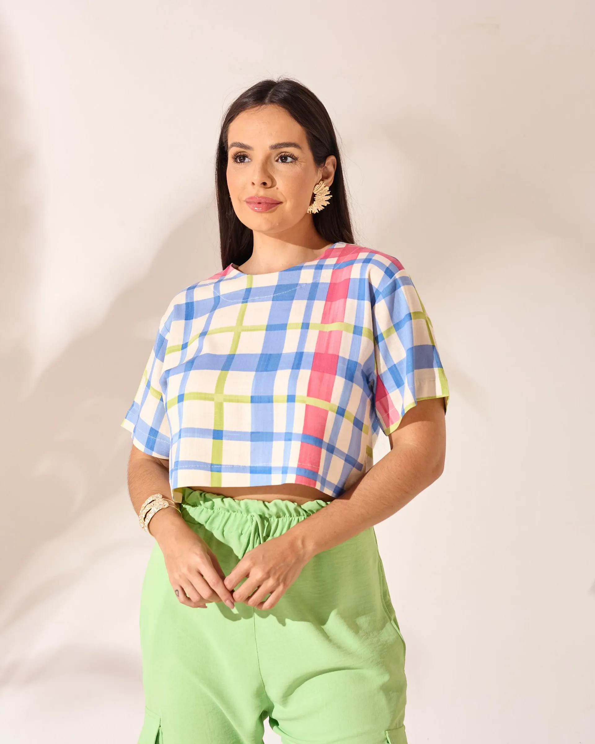 Blusa t-shirt cropped basica ombro descolados
