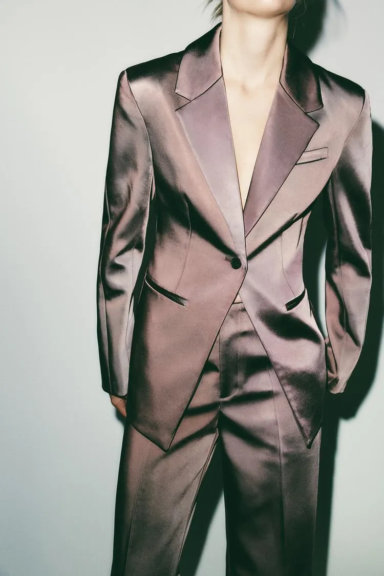 BLAZER ACETINADO COM ABERTURAS NAS COSTAS