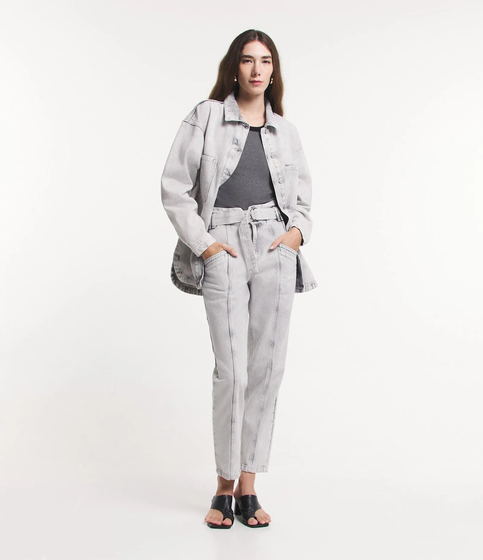 Calça Mom Jeans com Cinto e Recortes Cinza