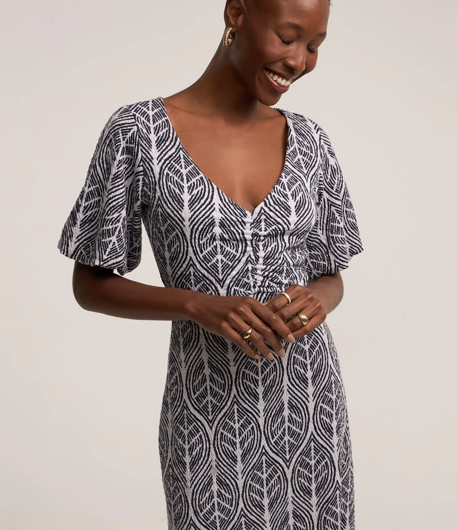 Vestido Midi com Decote V e Estampa Folhagem Azul/ Branco